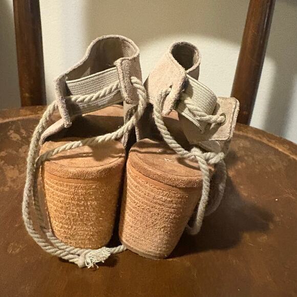 Toms Elba Desert Womens Sz 7 Beige Taupe Peep Toe Chunky Block Heel Sandals - Picture 3 of 5